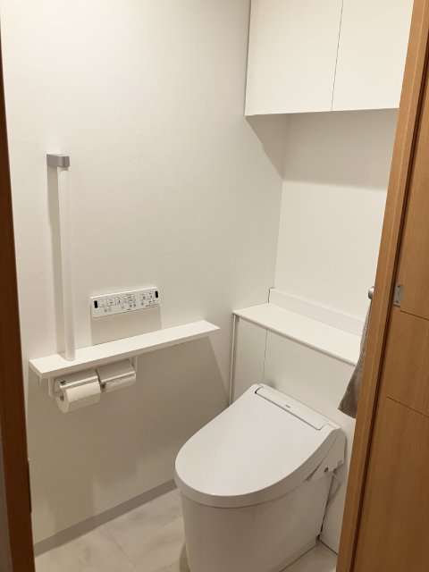 ホワイト×石目調の清潔感のある明るいトイレ空間イメージ